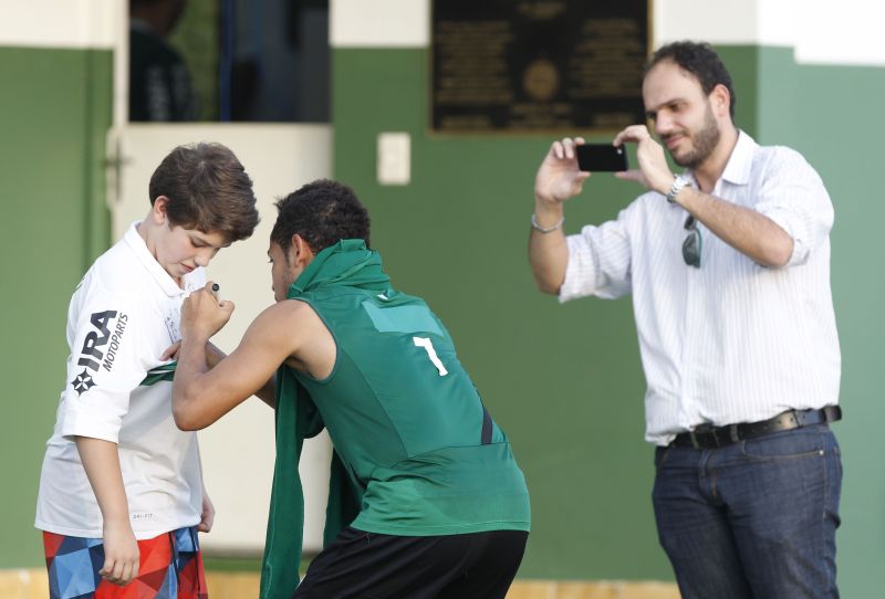 Torcedor mirim coxa-branca visita o CT da Graciosa para pegar um autógrafo do meia Rafinha: afinidade com os fãs | Daniel Castellano/ Gazeta do Povo
