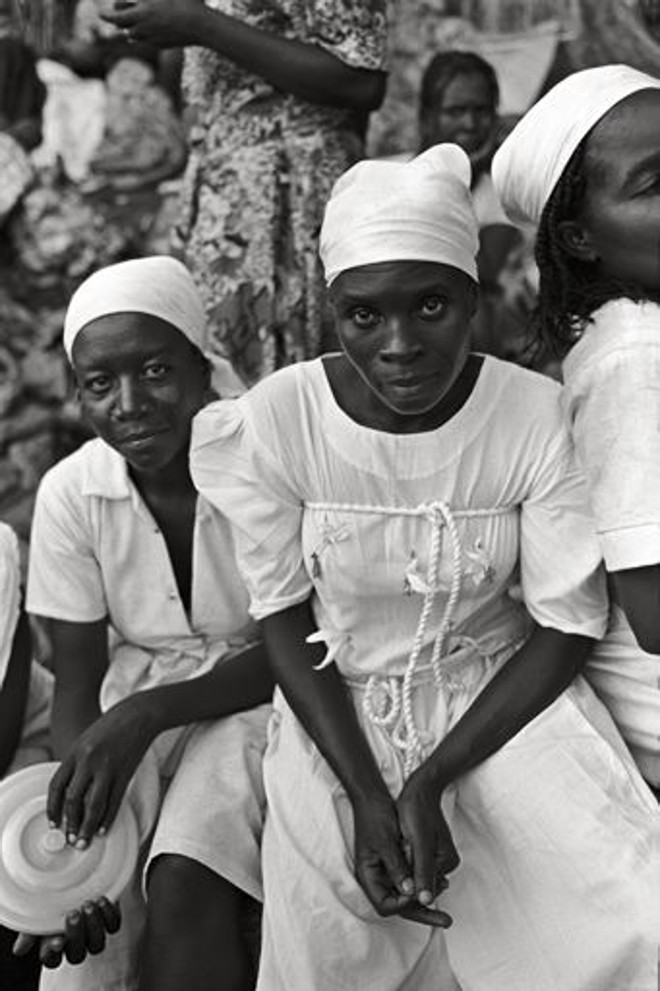 Saint Michel de Atalaye, norte do Haiti 2008 Ao final do mês de junho e do solstício, os fiéis empreendem uma peregrinação até a Grota de São Francisco de Assis, uma cova histórica localizada perto do povoado de Saint-Michel de l´Atalaye onde são feitas as oferendas |