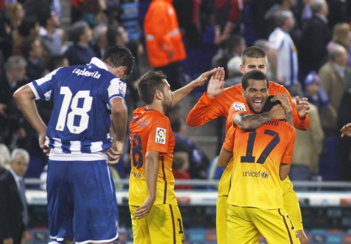 Daniel Alves abraça Pedro após o atacante marcar um dos gols do Barcelona | REUTERS - GUSTAU NACARINO