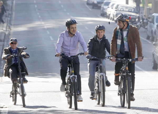 De bicicleta para o trabalho: Diversos políticos do Paraná foram trabalhar usando bicicleta ontem, em um ato de adesão ao movimento Ir de Bike ao Trabalho. A campanha ocorre pela primeira vez no Brasil e busca motivar a população a utilizar a bicicleta como meio de transporte. O prefeito de Curitiba (foto), Gustavo Fruet (PDT), e os vereadores Jonny Stica (PT) e Bruno Pessuti (PSC) pedalaram das respectivas residências até a Reitoria da Universidade Federal do Paraná, onde participaram da 5ª Conferência Municipal da Cidade de Curitiba. Já o presidente da Assembleia Legislativa (Alep), Valdir Rossoni (PSDB) e o deputado estadual Rasca Rodrigues (PV) pedalaram da Igreja Bom Jesus, no Cabral, até a Alep, no Centro Cívico. | Jonathan Campos/Gazeta do Povo