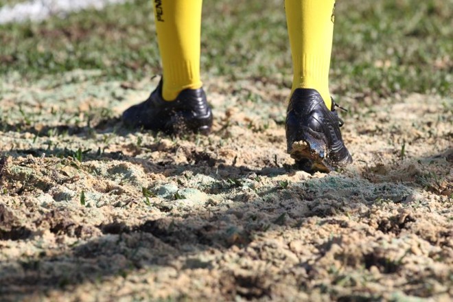 Detalhe do gramado da Vila: pouca grama e muita lama | 