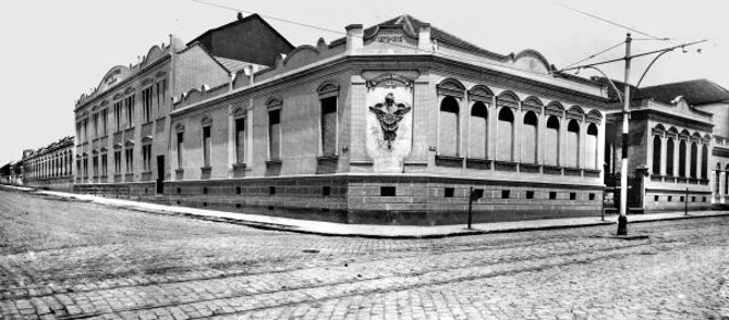 A Ervateira Americana, pertencente ao industrial David da Silva Carneiro, localizava-se nas esquinas das ruas Comendador Araújo com Brigadeiro Franco. Foto de 1916 | 