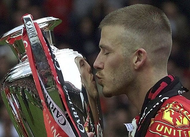 Beckham beija o troféu de campeão inglês de 2001, conquistado pelo Manchester Unitede |