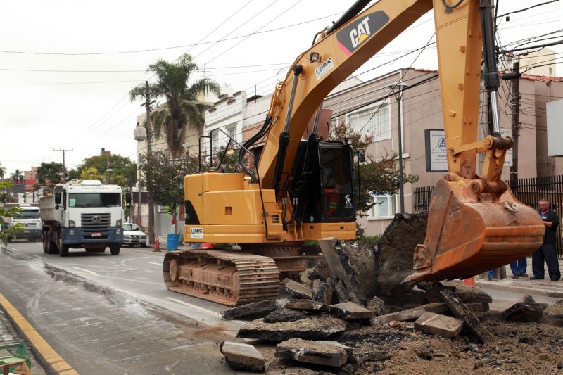 Máquina trabalha na Rua Vicente Machado: nos primeiros quatro meses do ano, menos de 20% das obras previstas para 2013 foram executadas pela prefeitura de Curitiba | SMCS