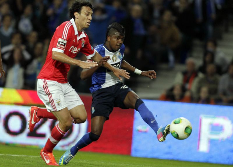 Kelvin supera a marcação e bate cruzado para marcar o gol da vitória do Porto no clássico deste sábado com o Benfica | Miguel Vidal / Reuters
