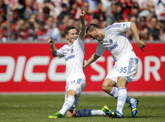 Julian Draxler e Sead Kolasinac comemoram gol do Schalke sobre o Freiburg neste sábado | Lisi Niesner / Reuters