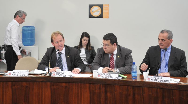 O deputado Elton Welter (à esquerda) terá mais um dia para analisar o projeto que, na prática, mistura todo o dinheiro do Executivo | Sandro Nascimento / Alep / Divulgação