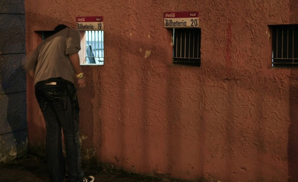 Com superinflação, ingresso no Brasil é o mais caro do mundo Gatos pingados: torcedor se aventura a pagar caro para assistir a um jogo de futebol no Brasil | Antônio Costa/Gazeta do Povo