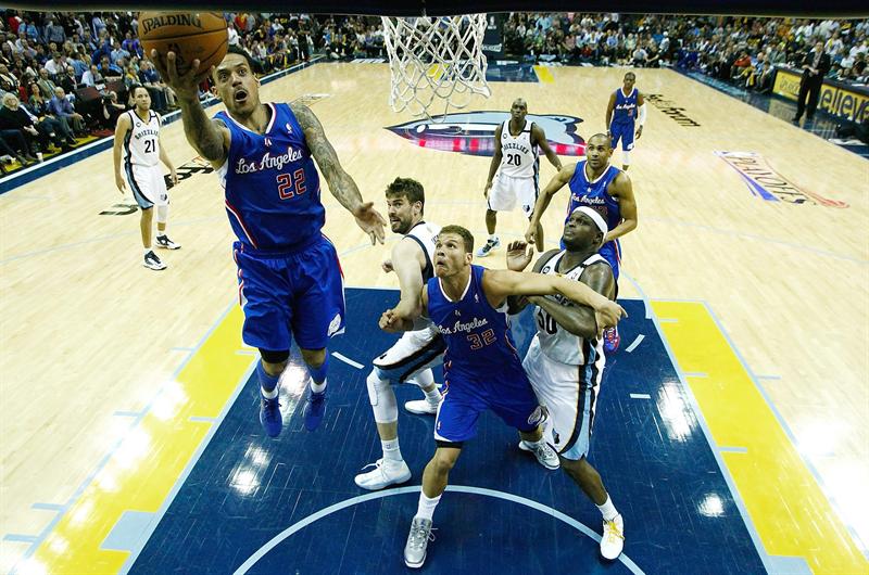 Ataque de Matt Barnes (à esquerda), do Los Angeles Clippers, que foi eliminado pelo Memphis Grizzlies | EFE/Mike Brown