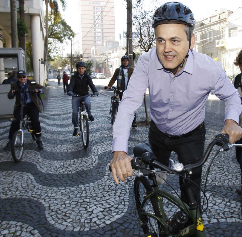 Prefeito foi pedalando à 5ª Conferência Municipal da Cidade de Curitiba | Jonathan Campos / Agência de Notícias Gazeta do Povo