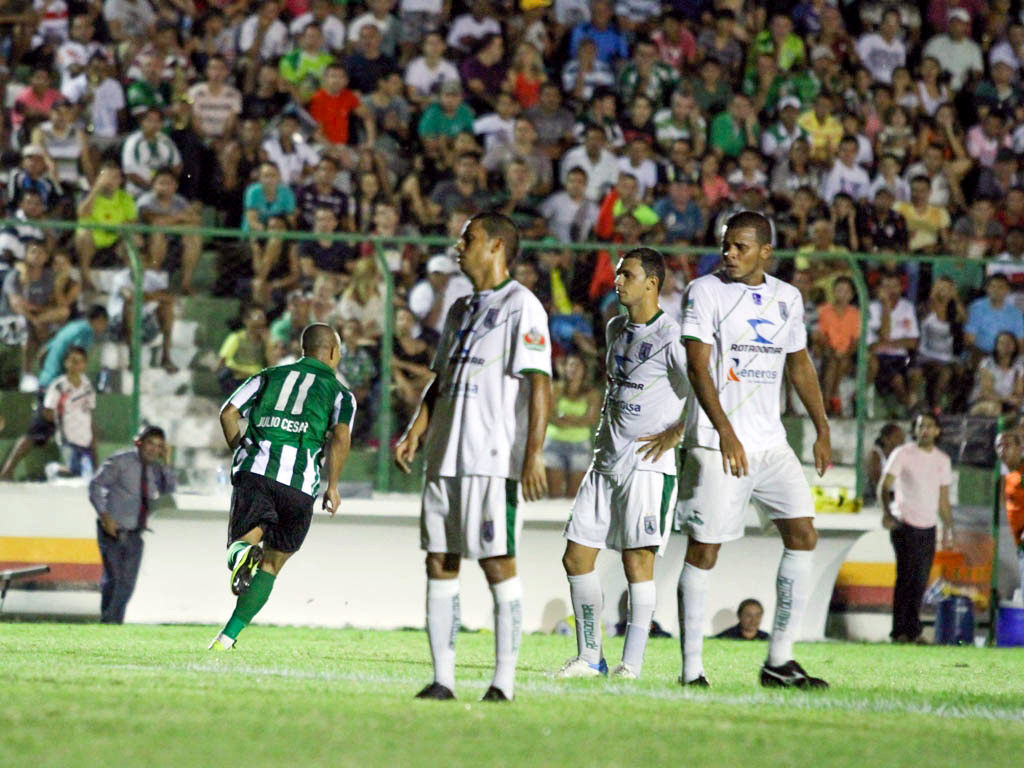 Júlio César (11) comemora o segundo gol do Coritiba contra o Sousa: classificação na epopeia paraibana | Divulgação/ Coritiba