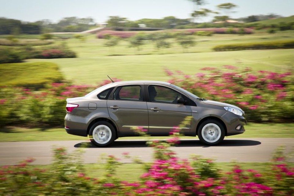 Grand Siena com o novo câmbio passa a custar R$ 44.567 | Divulgação/Fiat