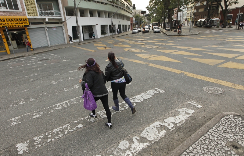 O cruzamento das ruas Visconde de Nácar e Fernando Moreira é um dos 15 locais com alto risco de atropelamento na capital | Antonio More/ Gazeta do Povo