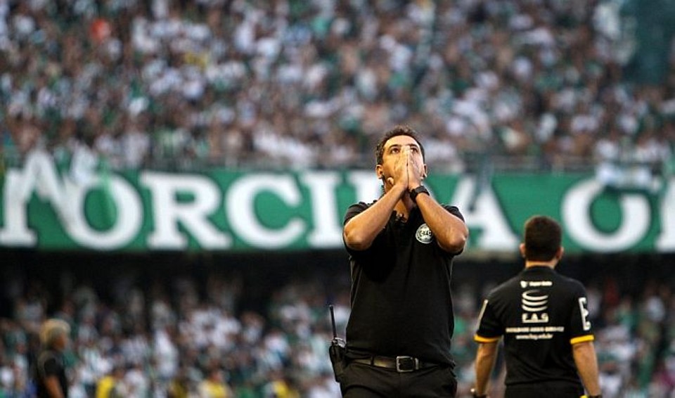 Marquinhos Santos se emocionou ao conquistar o primeiro título como técnico de um time profissional | Daniel Castellano / Gazeta do Povo