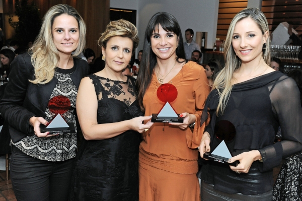 As arquitetas Carla Mattioli (à esq.), Carla Kiss (de laranja) e Bianca Lombardi (à dir.) com a empresária Marinice Bettega, diretora de marketing da Associação de Decoração Ponto de Apoio, no jantar de entrega dos troféus da campanha Parceria Premium 2012/2013, na Trattoria Boulevard | Gerson Lima