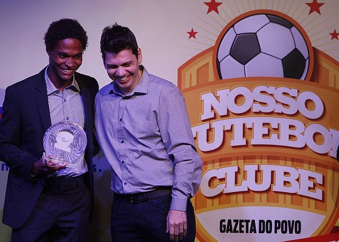 Lateral esquerdo Wendell recebe o prêmio do editor de Esportes da Gazeta do Povo, Rodrigo Fernandes | 