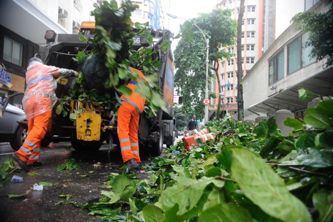 Garis limpam rua após a chuva | 