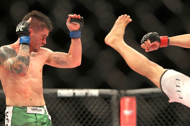 Larsen se defende de chute do brasileiro |