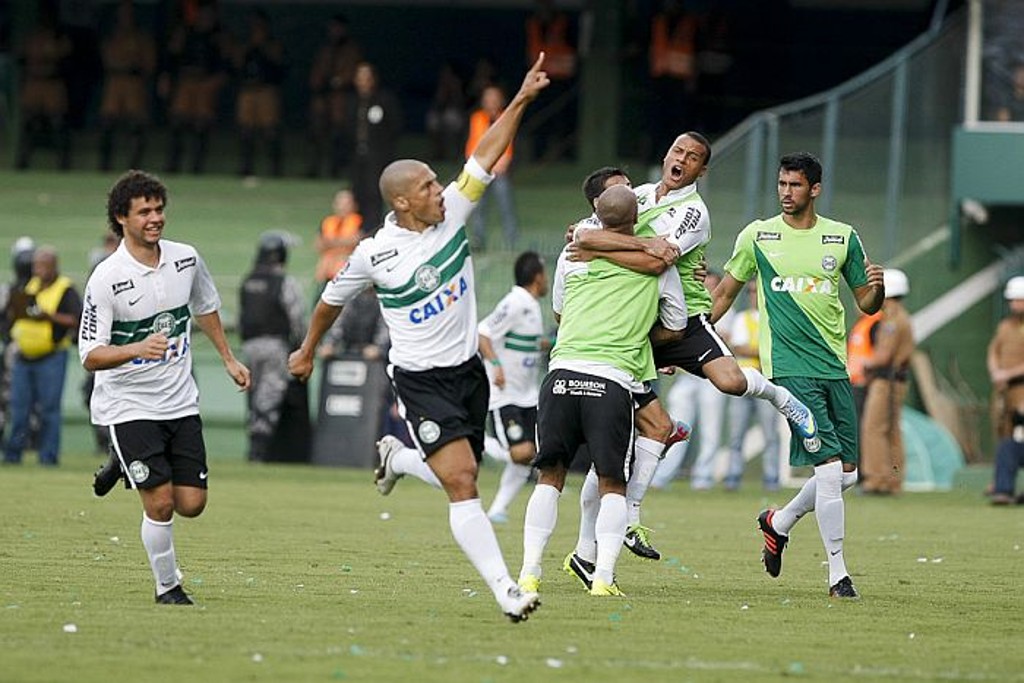 Alex comemora o segundo gol do Coritiba diante do Atlético