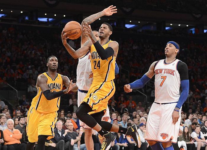 Observado por Carmelo Anthony, Paul George salta para marcar na vitória do Indiana Pacers sobre o New York Knicks | EFE