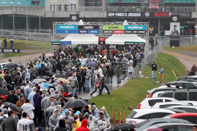 Público fez fila fora do ginásio |