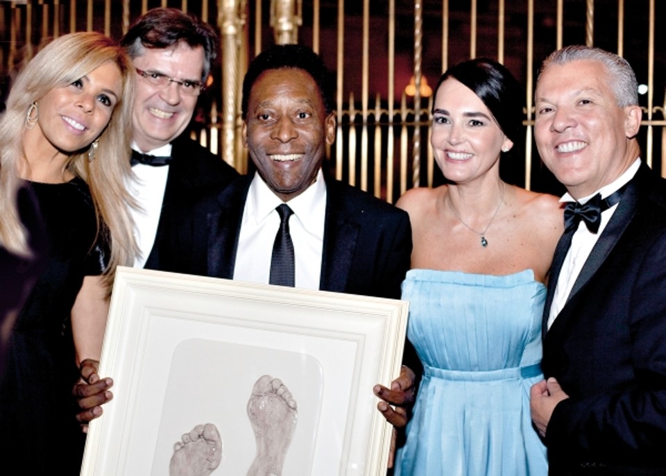 Marcelino Rafart de Seras (de óculos), presidente da Ecovias, arrematou o quadro com a foto dos pés de Pelé no jantar Copa Gastronômica Gols pela Vida promovido pelo Hospital Pequeno Príncipe na última quarta-feira, em Nova York. Também na foto, sua mulher, Suzi Rodrigues, e os curitibanos Monica e Marçal Justen Filho (à dir.) | Jader da Rocha