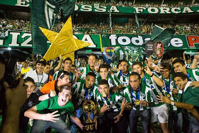 Jogadores do Coritiba comemoram o tetra do Paranaense | 