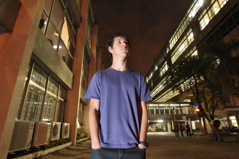 O estudante Carlos Ronchi, de 17 anos, deixou de lado o estágio para se dedicar à pesquisa | Daniel Castellano/ Gazeta do Povo