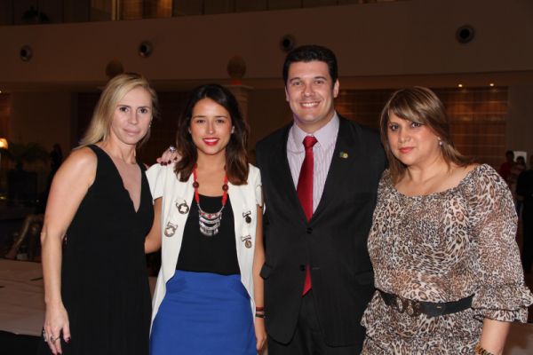 Ana Clara Garmendia (de preto), colunista de moda da Gazeta do Povo, e a editora de moda da revista Vogue México e América Latina, Paola Mendoza (de casaco branco), estiveram em Assunção para o lançamento da coleção de inverno da grife de calçados e acessórios Carmem Steffens, no Bourbon Conmebol Convention Hotel. Elas foram recebidas pelo gerente-geral do hotel, Fernando Macedo, e por Carolina Martín, proprietária da loja da marca na capital paraguaia | Ever Zarate