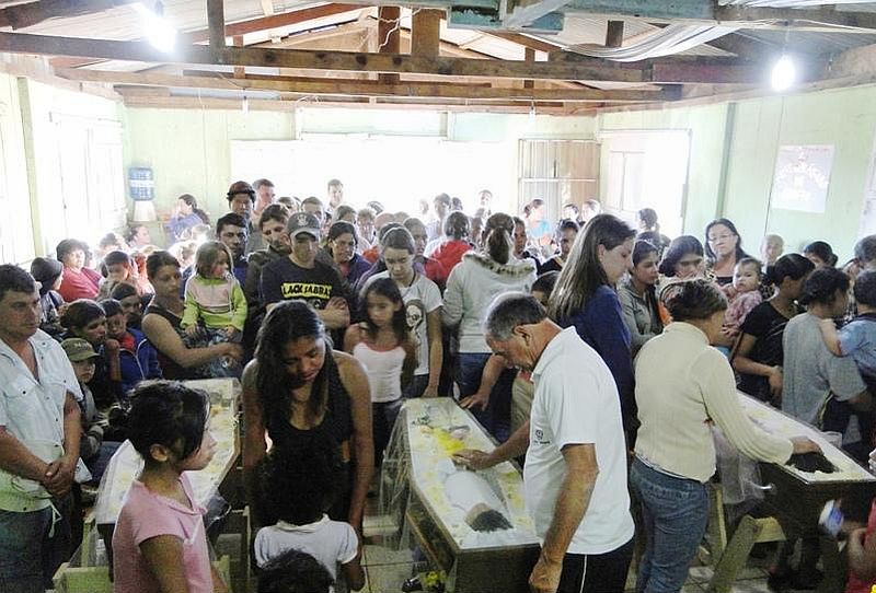 Familiares e amigos se aglomeram no local do velório das três crianças mortas pelo próprio pai em Palmas | Alencar Pereira/Portal RBJ