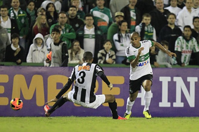 Deivid dribla o zagueiro Leonardo Silva | 