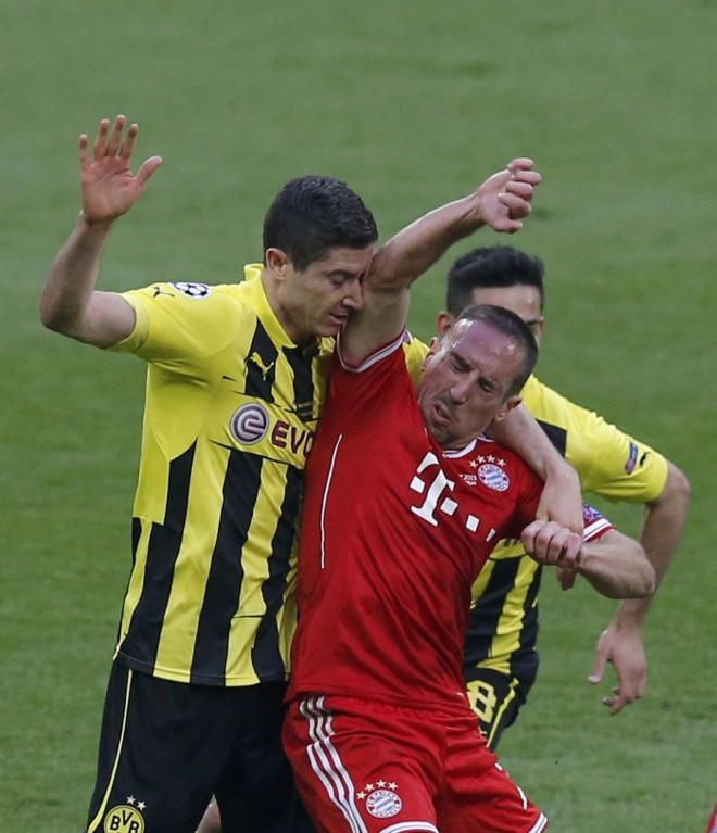 Ribery tenta se livrar da forte marcação |