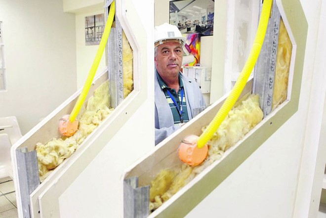 David Ferreira, professor do Senai-PR, mostra painel de drywall utilizado em paredes internas de casas e apartamentos |