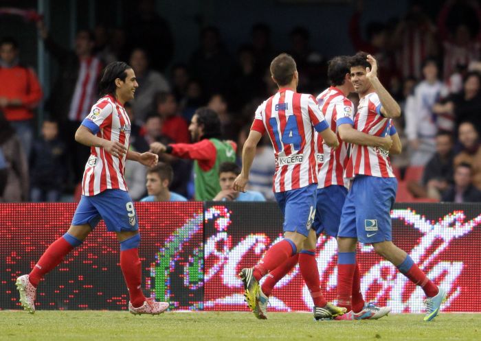 Brasileiro Diego Costa (direita) comemora com os companheiros de Atlético de Madrid gol sobre o Celta de Vigo | Miguel Vidal / Reuters