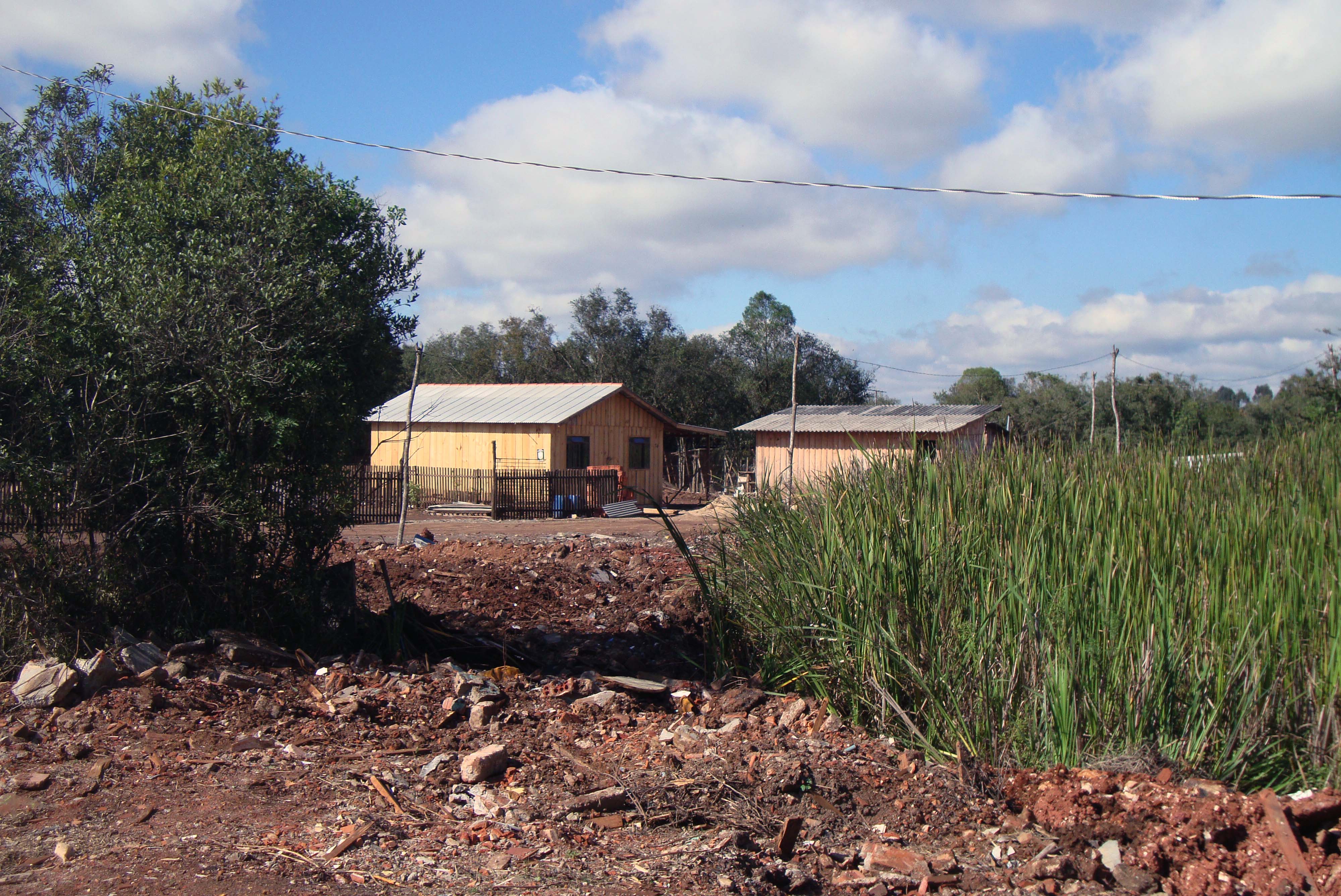 Ocupação irregular em área de preservação ambiental. Local também servia como depósito de lixo | Divulgação/SMMA