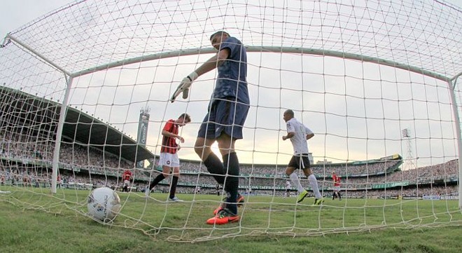 Goleiro atleticano Santos vai buscar a bola no fundo do gol após Alex marcar o segundo gol do Coritiba | 