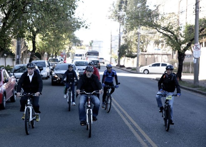 Os deputados Valdir Rossoni (PSDB, na frente à esquerda) e Rasca Rodrigues (PV, ao centro) pedalaram até a Assembleia |