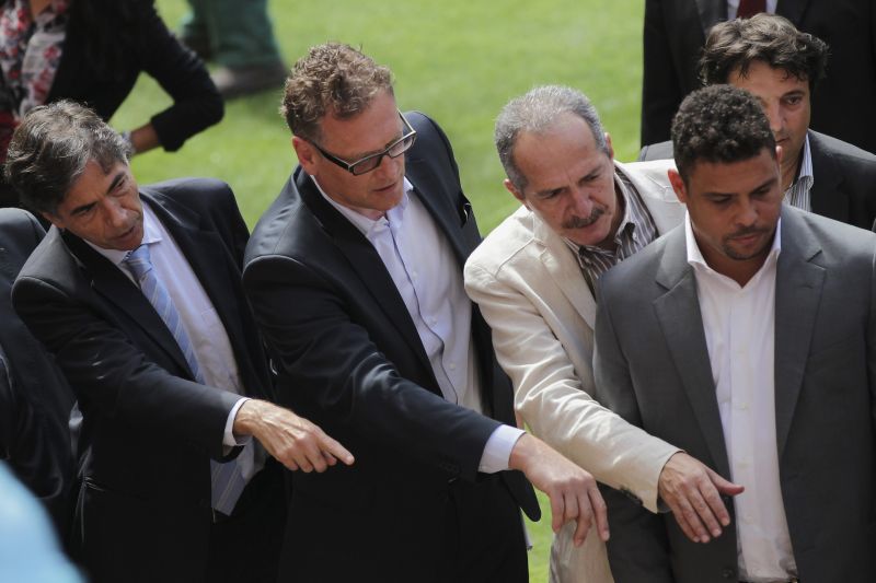 Jerome Valcke (segundo da esquerda para direita) visitou o Estádio Nacional, em Brasília | Reuters
