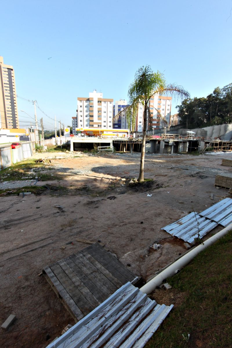 Área do Choice Ecoville: tapumes, placas, e nenhum sinal de obra em andamento | Aniele Nascimento / Gazeta do Povo