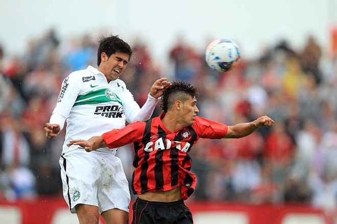 Leandro Almeida disputa bola aérea com Crislan |