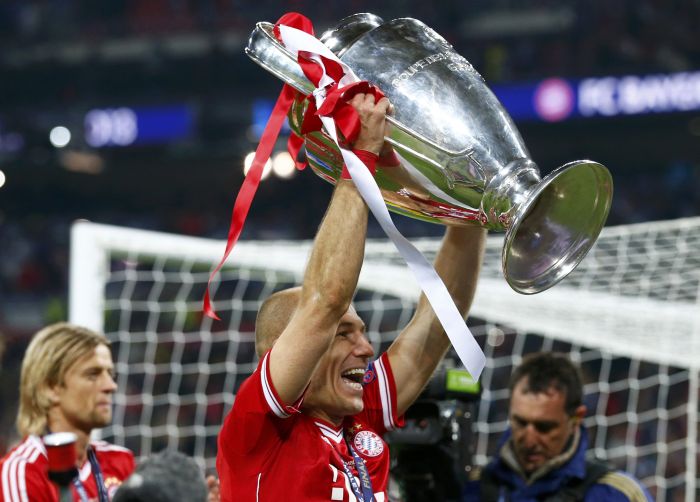 Herói do título, Robben ergue a taça da Liga | Reuters