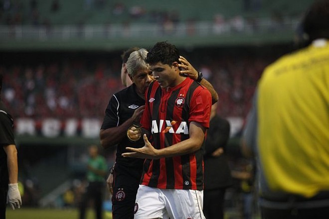 Técnico do Atlético Arthur Bernardes consola Zezinho, que foi expulso no Atletiba | 