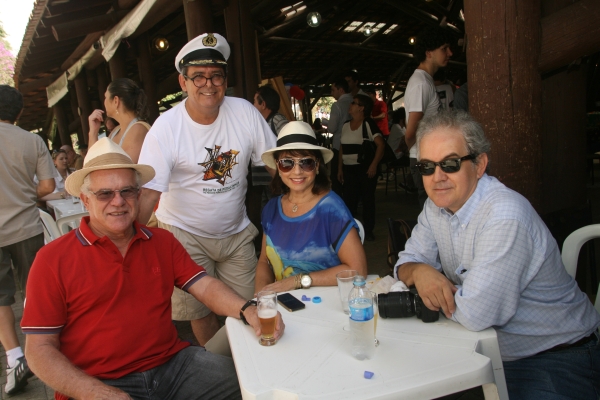 O cartunista e escritor Dante Mendonça (em pé) com o casal Gilberto Camargo e Zilda Fraletti (ambos de chapéu) e o médico Rogério Bittencourt relembrando os velhos tempos do Passeio Público, sábado passado, durante a etapa final da 1ª Regata de Pedalinhos da Vinada Cultural | Mauro Campos