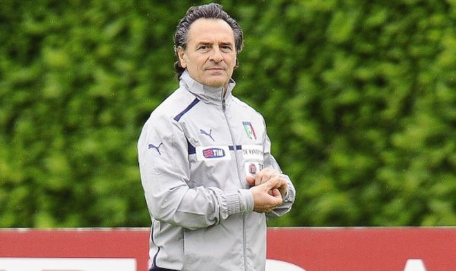 Azzurra: Adversária do Brasil na primeira fase da Copa das Confederações, a Itália de Cesare Prandelli ainda não definiu sua lista definitiva de convocados para a competição. O amistoso contra a fraca equipe de San Marino, em Bologna, servirá para observar os atletas e preparar o time também para o duelo com a República Tcheca, dia 7/6, pelas Eliminatórias da Copa 2014 | Maurizio Deglinnocenti