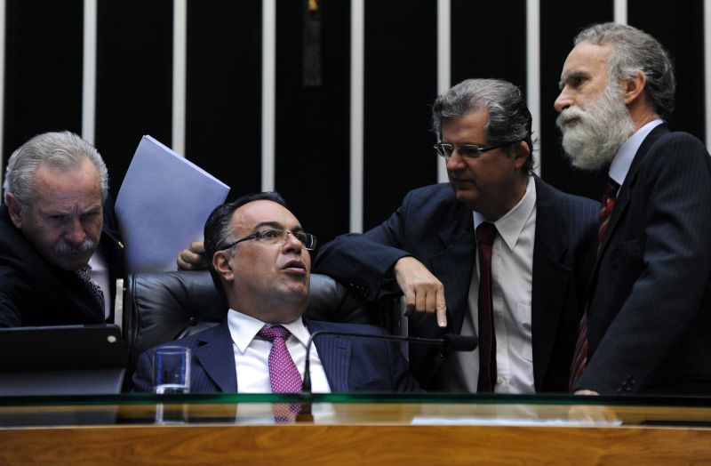 Paranaenses André Vargas (ao centro) e Rosinha (direita): MP exigiu uma longa discussão | Luis Macedo/Câmara dos Deputados