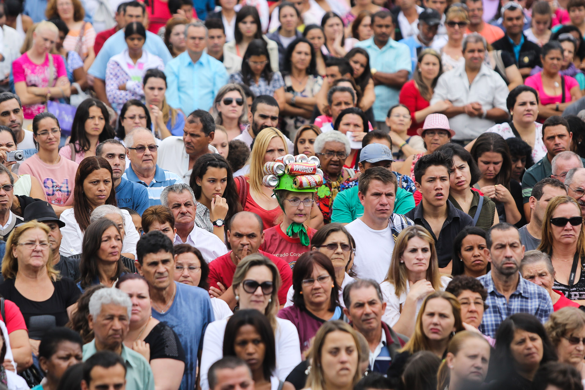 Público assiste à missa do padre Reginaldo Manzotti na Praça Nossa Senhora de Salette, no Centro Cívico | Brunno Covello/ Gazeta do Povo