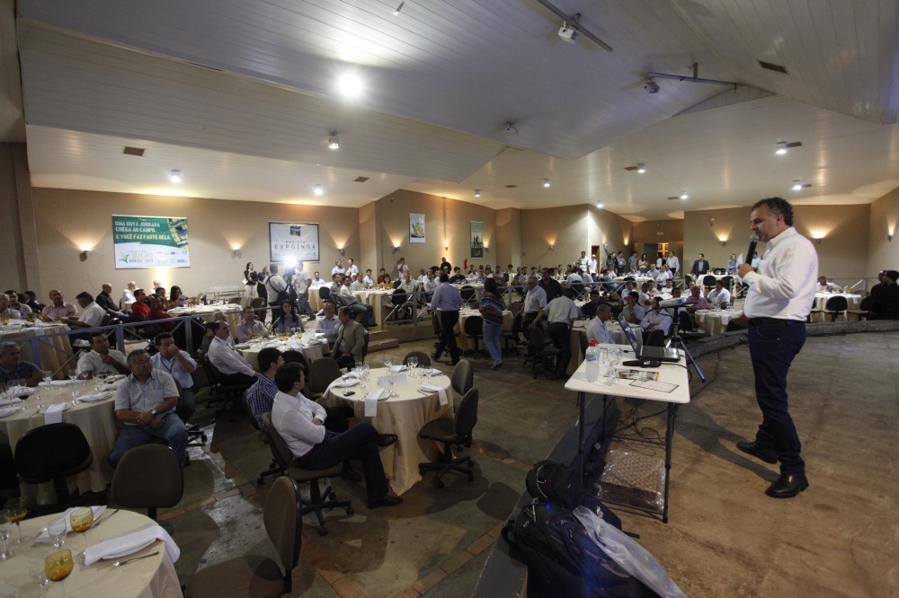 Apresentação do trabalho da Expedição Milho Brasil e palestra sobre mercado lotam recinto de leilões do Parque Francisco Feio Ribeiro. | Foto: Jonathan Campos/gazeta Do Povo