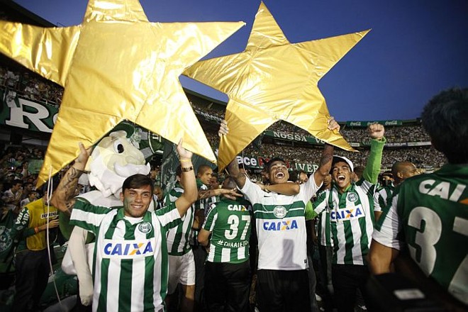Jogadores do Coritiba comemoram com a torcida o tetracampeonato paranaense | 