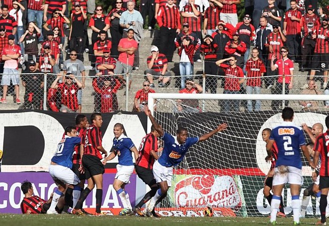 Dedé comemora o primeiro gol do Cruzeiro contra o Atlético |