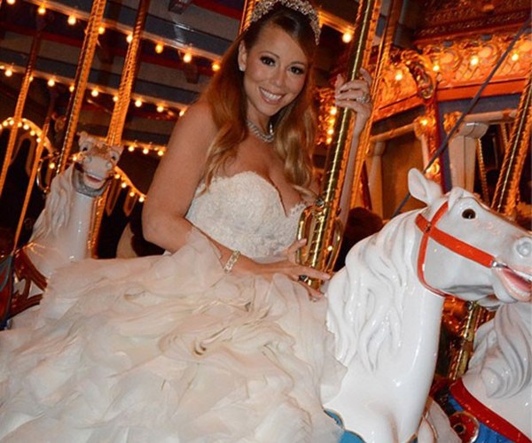 Mariah Carey, vestida de princesa, na Disneylândia | Reprodução / Twitter